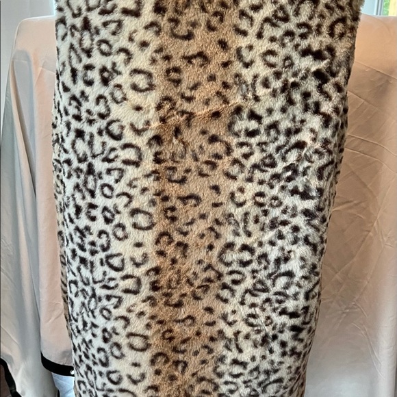 ~REDUCED~NWT XL Faux Fur Vest w two front pockets. - Picture 5 of 5